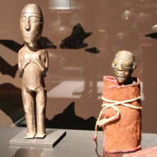 Figurillas femenina y masculina de plata.lnka. Ofrendas de santuarios de altura.Figurilla masculina de plata envuelta en una llacolla