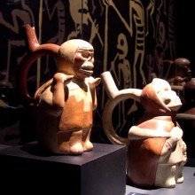 Botella asa-estribo: Hombre esqueletizado con capucha y túnica cargando ciervo Museo Larco, Lima - Perú / ML002282