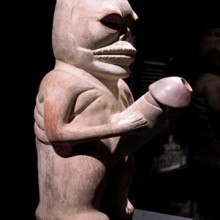 Vaso de libación: Hombre esqueletizado con pene erecto masturbándose Museo Larco, Lima – Perú / ML004199