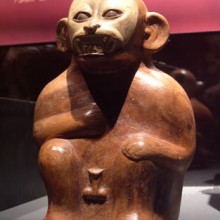 Botella asa-estribo : Representación de mono con colmillos de felino Museo Larco, Lima - Perú / ML040385