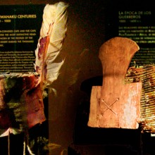 Izq: Casco pintado con penacho de plumas.Cuero cosido y fibra de camélido. Chacance , Loa - Atacama ,1000 - 1470 dC.MMME Der: Casco con adorno de madera.Tejido de cestería ,fibra vegetaly de camélído.Pica - Tarapacá , 1000 - 1470 dC. MAVI.