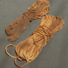 Madejas de lienzas con nudos. Algodón. Pescadores Tardíos 100 - 500 d.C. Colección Museo Histórico Natural de Mejillones.
