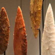 Conjunto de hojas líticas de talla bifacial de diferentes materias primas. Costa de Antofagasta ,Pescadores Tempranos 5000 - 2000 a.c.