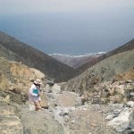 Desembocadura de la quebrada El Médano (Taltal) en el acantilado costero,cerca de 1.000 m sobre el nivel del mar (foto J . Berenguer).