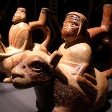Botella asa-estribo: Hombre mutilado de nariz y labios montado sobre una llama echada Museo Larco,Lima - Perú I ML001379
